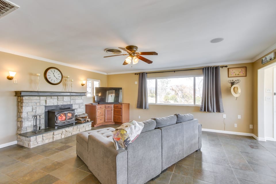 6 Mi to Lake Isabella: Mountain Mesa Getaway House in Sierra Nevada