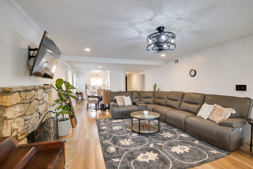 10 Mi to Redondo Beach: Carson Home w/ Pool Table! House in Carson