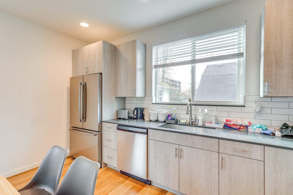 Rooftop Patio! Retreat By UW, 6 Mi to Lumen Field Apartment in University District