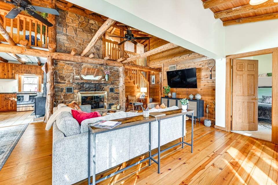 Waterfront Log Cabin in Kentucky: Fire Pit, Grill! House in Kentucky