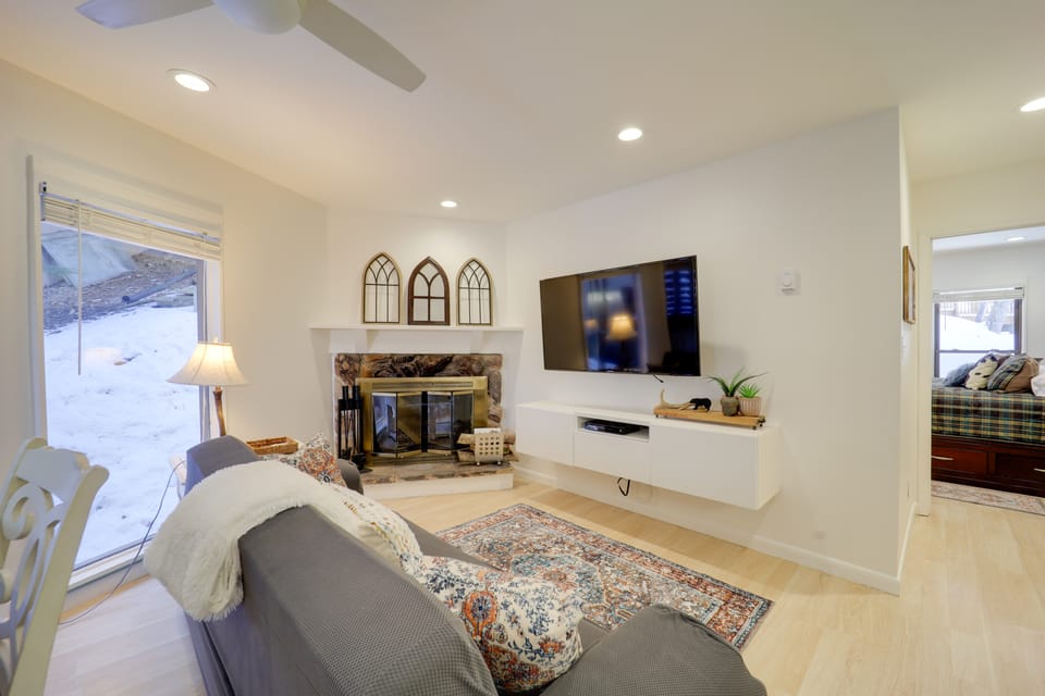 Ski, Hike & More! Couple's Getaway in Beech Mtn Apartment in Beech Mountain