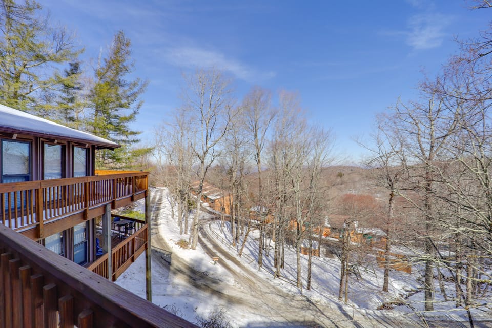 Ski, Hike & More! Couple's Getaway in Beech Mtn Apartment in Beech Mountain