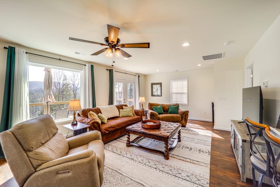 Fun w/ Family! Mtn-View Gem w/ Fire Pit in Lenoir House in Watauga