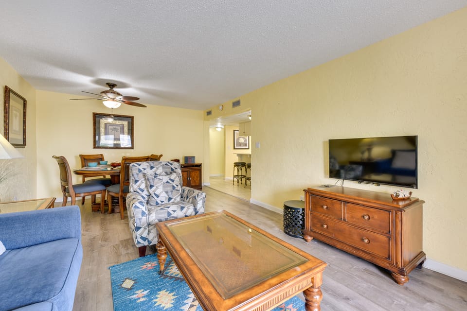 Steps to Shore: PCB Condo w/ Pool Access + Balcony Apartment in Lower Grand Lagoon
