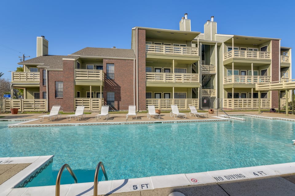 1 Mi to Shore! Quiet Galveston Gem w/ Pool Access Apartment in Texas City