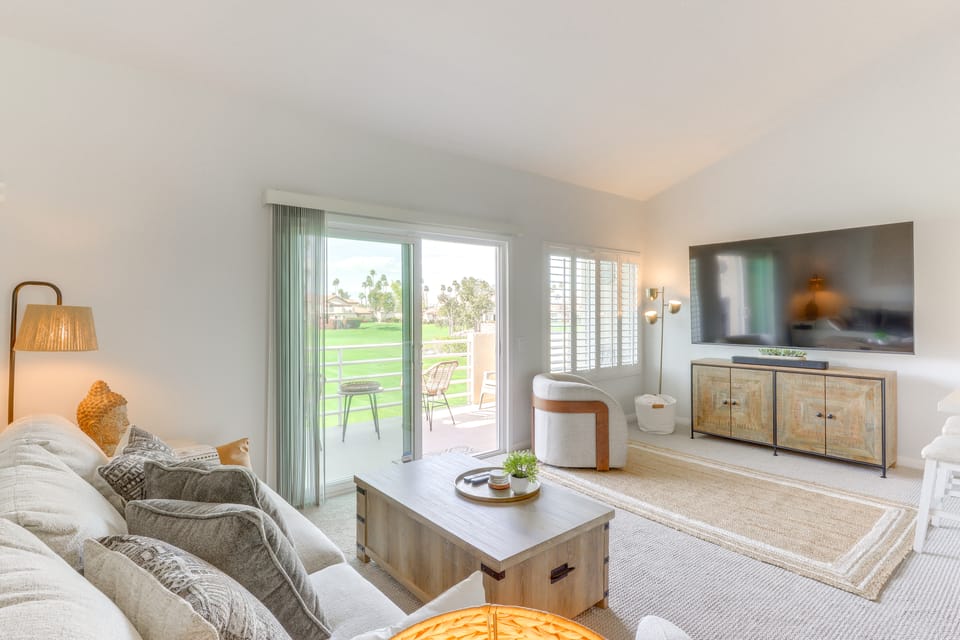 Steps to Indian Wells: Condo w/ Golf Course Views! Apartment in Indian Wells