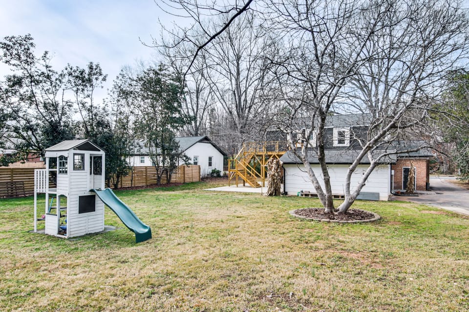 6 Mi to Spectrum Center: Spacious Getaway w/ Deck House in Charlotte