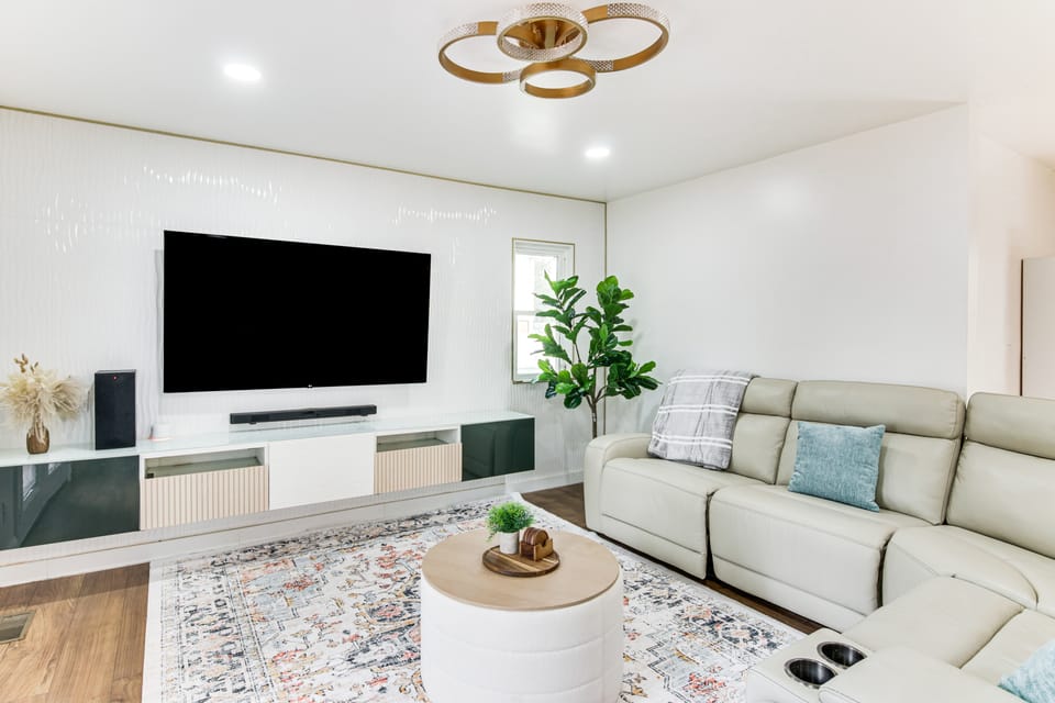 6 Mi to Spectrum Center: Spacious Getaway w/ Deck House in Charlotte