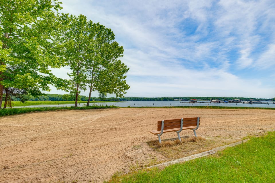 Lake Anna Retreat w/ Private Beach, Hot Tub Access Apartment in Lake Anna