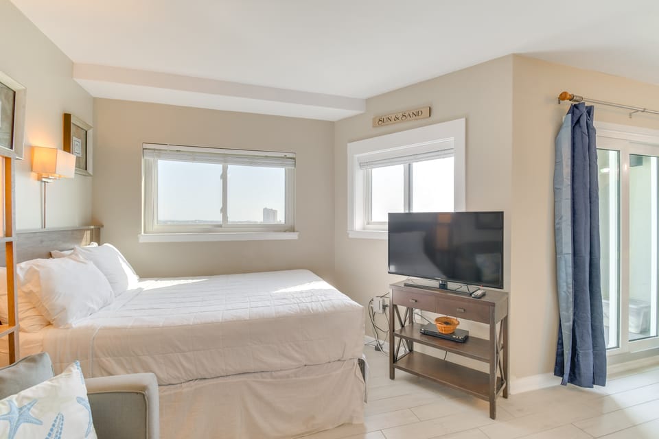 On-Site Beach Access: Studio in Gulf Shores Apartment in Alabama