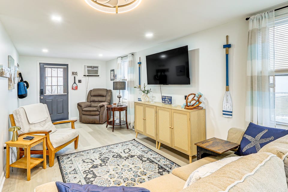 Walk to Beaches & Marina: Fortescue Hideaway House in Delaware