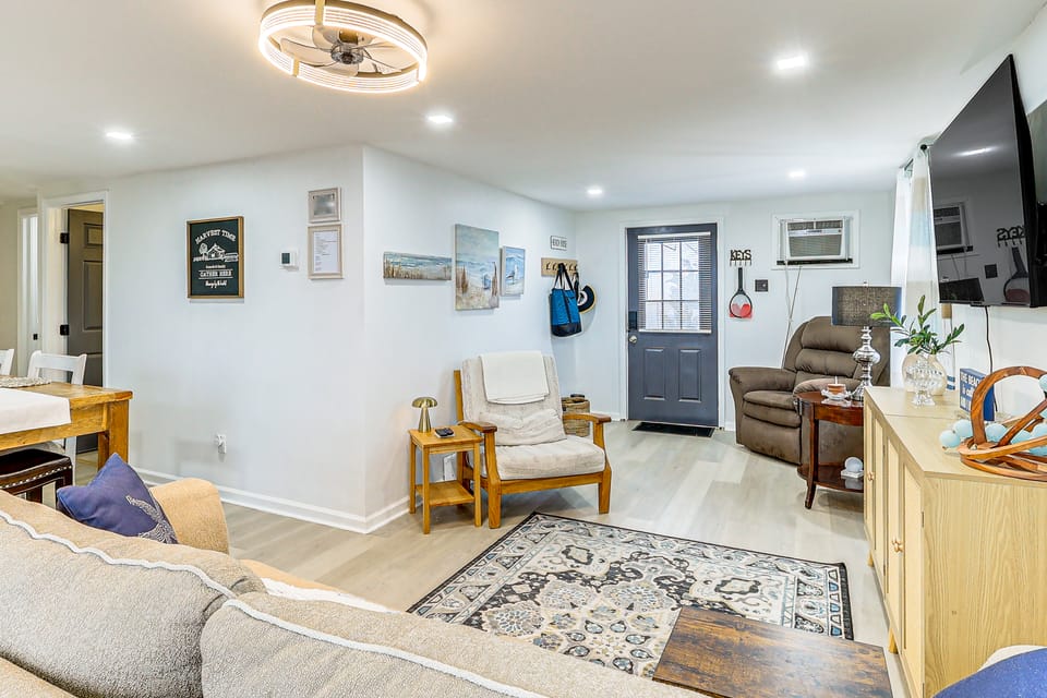 Walk to Beaches & Marina: Fortescue Hideaway House in Delaware