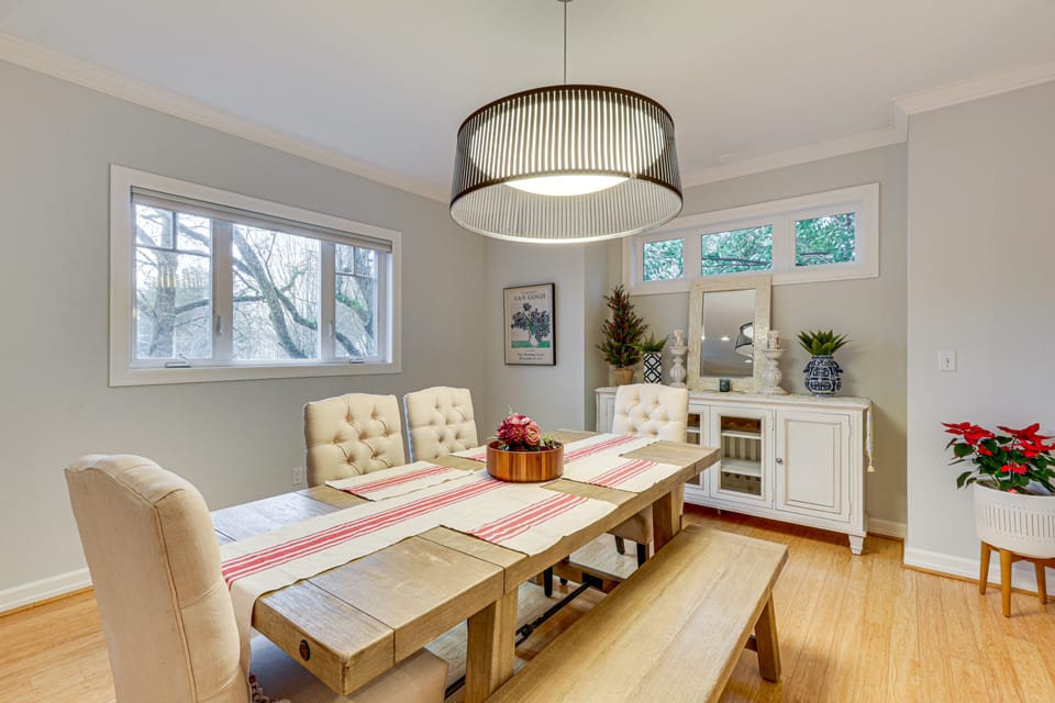 5 Mi to Oregon Zoo: Spacious Retreat w/ Patio House in Portland