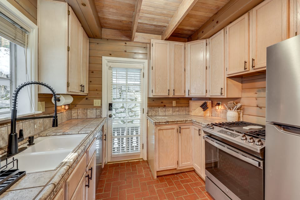 Walkable 'Green Gables Cottage' in Lake Arrowhead Cottage in Lake Arrowhead