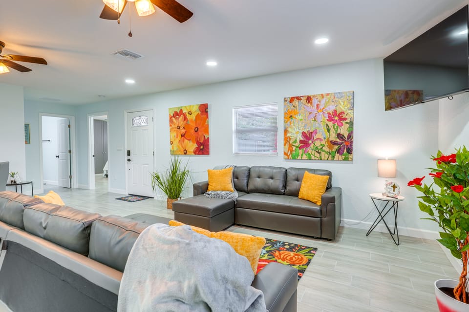 Vibrant Tampa Home: Perfect for Long Stays! House in Lutz