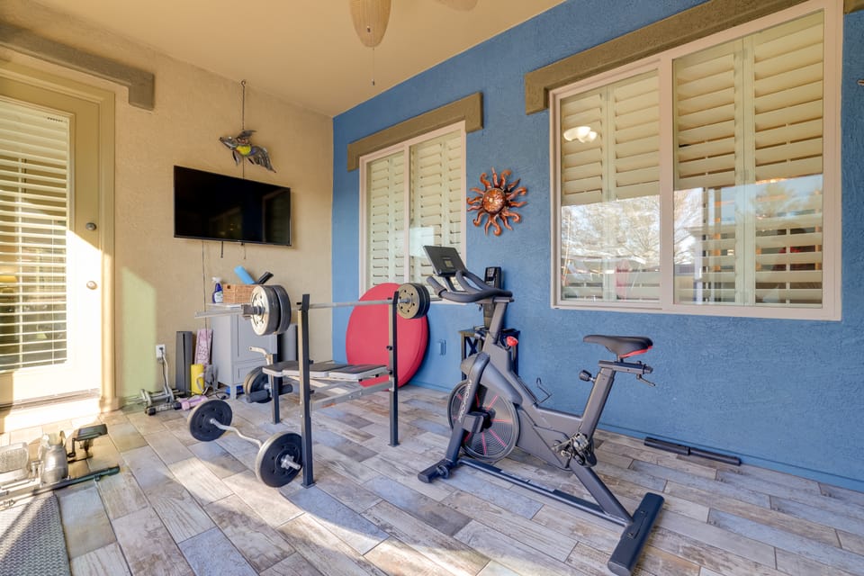 Putting Green & Hot Tub: Goodyear Retreat! House in Goodyear
