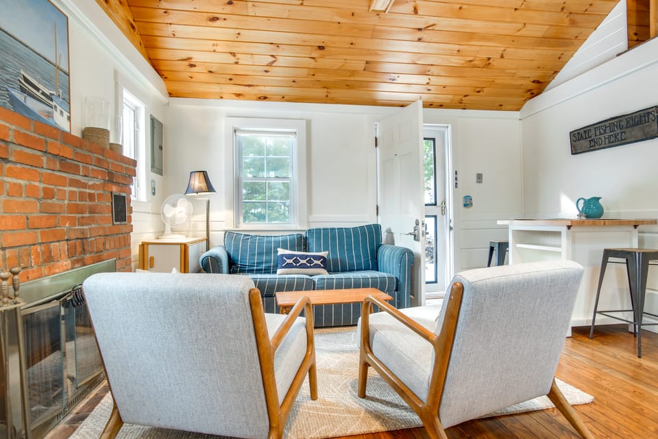 Golf, Shop & Beach-Hop! Cape Cod Gem Steps to Sand House in South Chatham