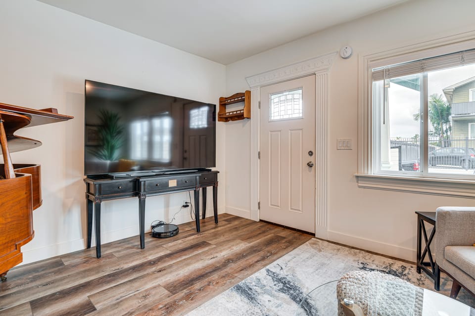 Home 1 Mi to DTLA: Room to Work & Relax! House in Echo Park