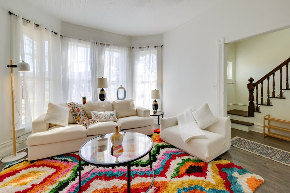 Walk to Beach: Vintage Riverside Home in Seaside! House in Seaside
