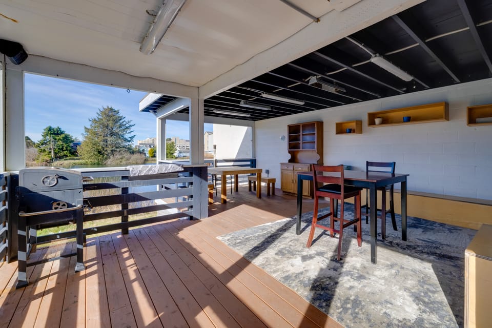 Fire Pit & River View: Vintage Stay in Seaside! House in Seaside