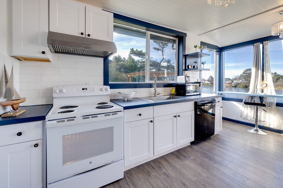 Fire Pit & River View: Vintage Stay in Seaside! House in Seaside