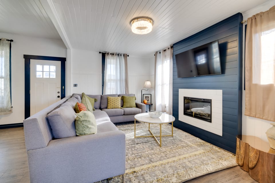 Fire Pit & River View: Vintage Stay in Seaside! House in Seaside