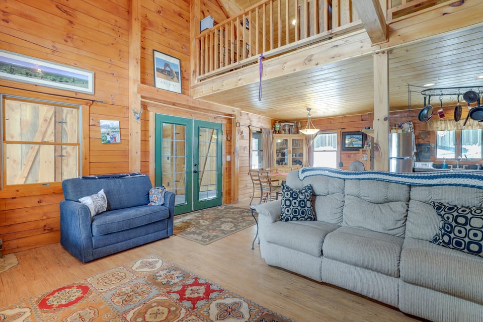 2 Mi to Skiing: Casper Cabin w/ Mtn Views! House in Wyoming