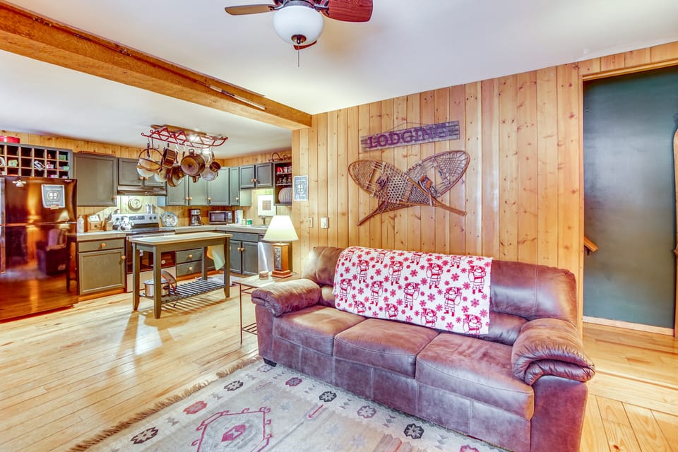 1 Mi to Lake Easton: Cozy Cascades Cabin! House in Easton