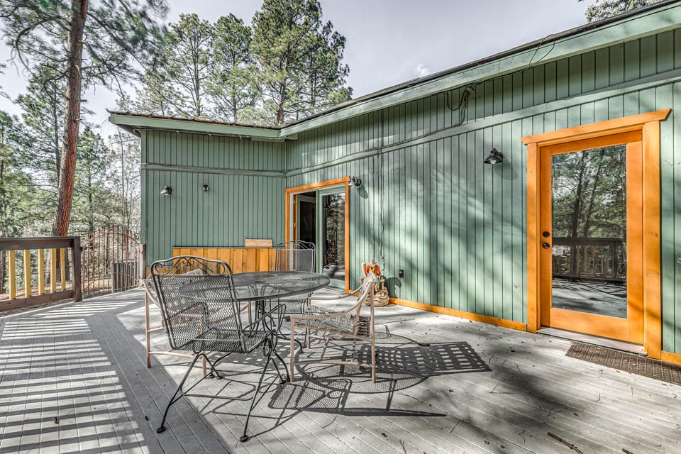 Walk to Midtown Ruidoso: Modern-Rustic Cabin House in Ruidoso