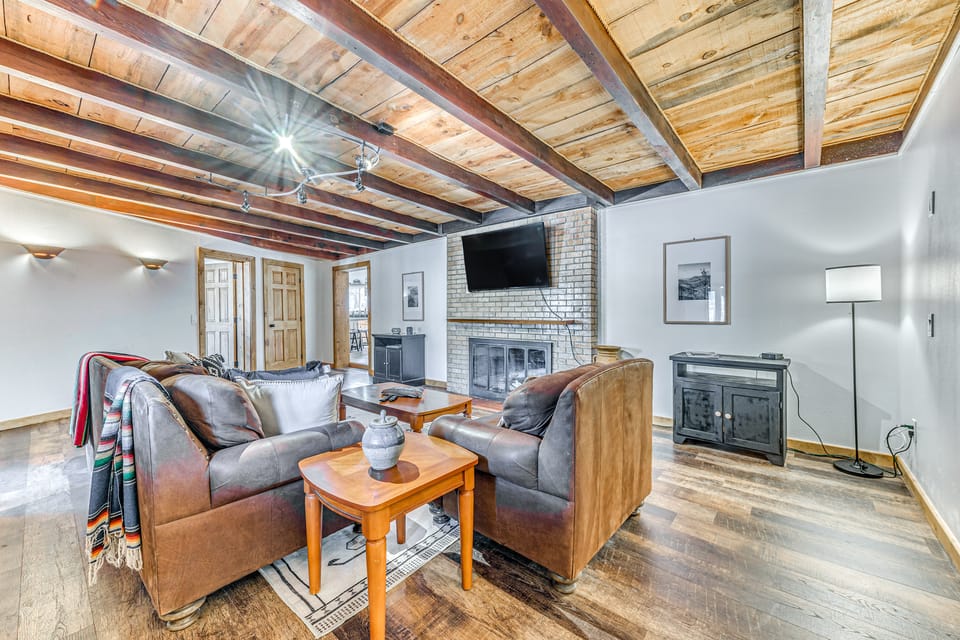 Walk to Midtown Ruidoso: Modern-Rustic Cabin House in Ruidoso