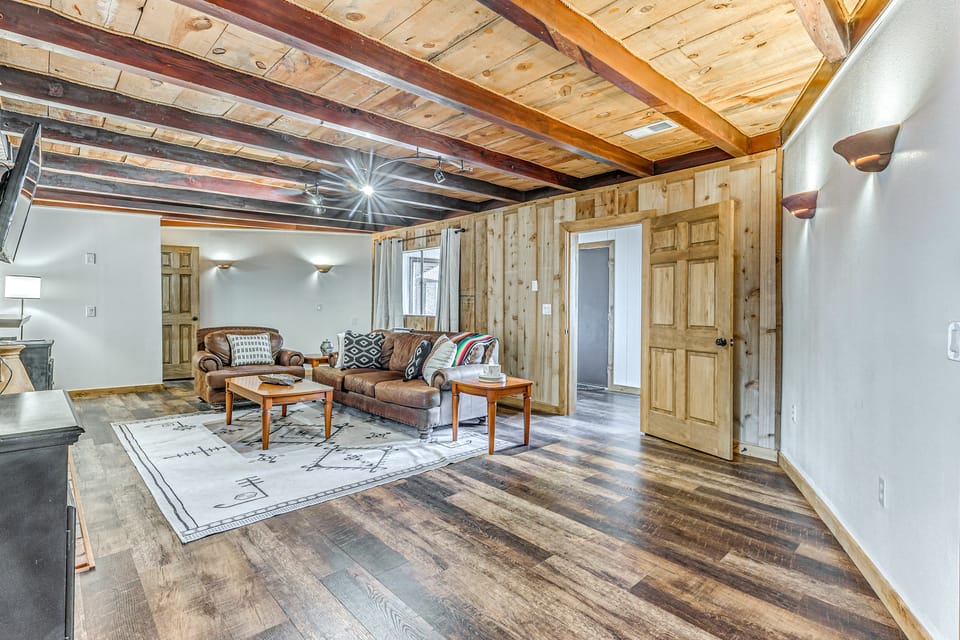Walk to Midtown Ruidoso: Modern-Rustic Cabin House in Ruidoso