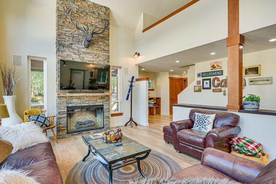Deck, Hot Tub & Fire Pit: Mtn-View Packwood Cabin House in Washington