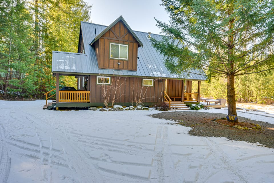 Deck, Hot Tub & Fire Pit: Mtn-View Packwood Cabin House in Washington