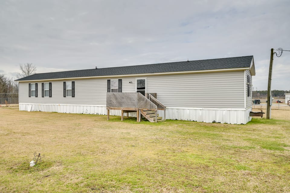 8 Mi to Dtwn Greenville: Bethel Home w/ Yard House in North Carolina