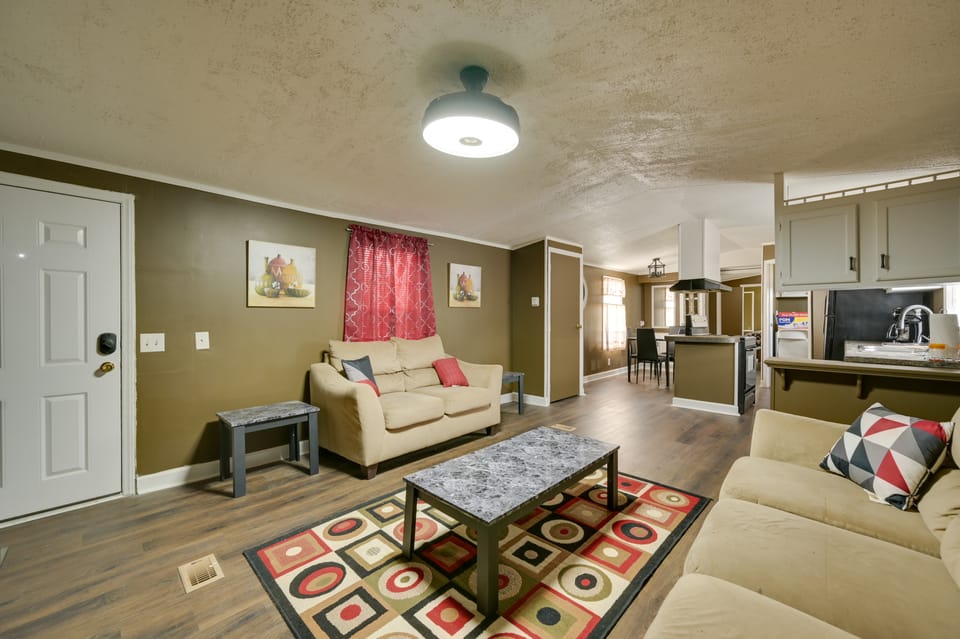 8 Mi to Dtwn Greenville: Bethel Home w/ Yard House in North Carolina