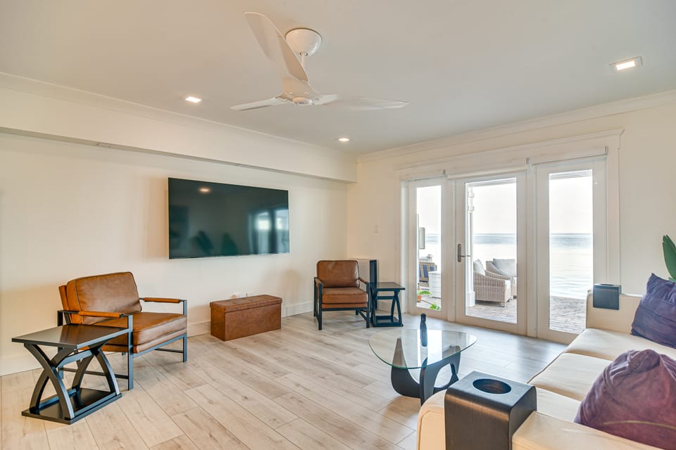 Bayfront Views! Luxe Home 4 Mi to Downtown St Pete Apartment in St Petersburg