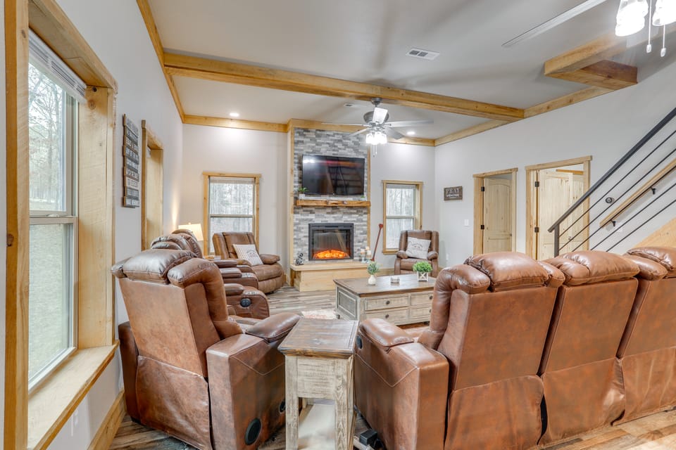 Greers Ferry Lake Access & Deck: Group Getaway! House in Heber Springs