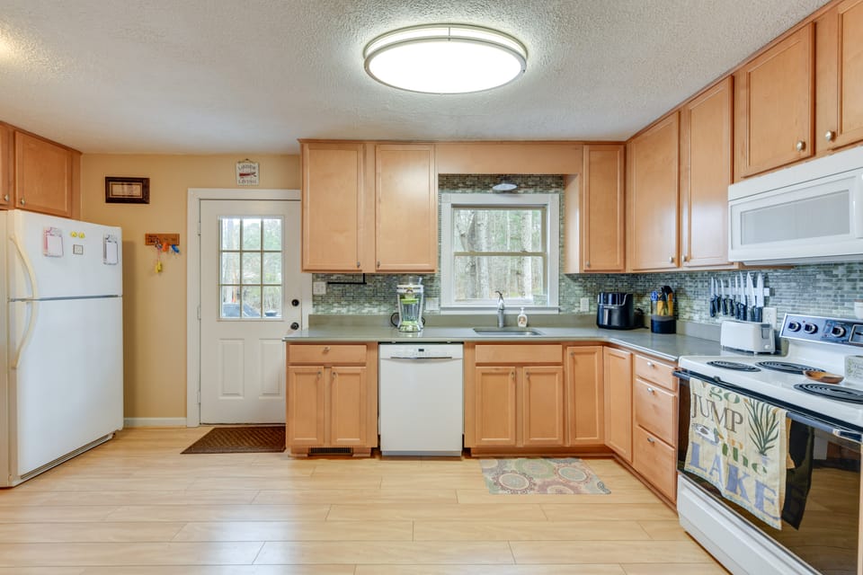 Deck & Lake Gaston Access: Dog-Friendly Getaway Apartment in Bracey