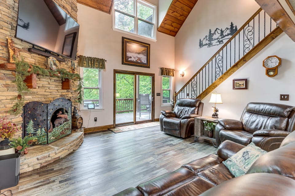 Ellijay Mtn Cabin w/ Hot Tub & Community Perks House in Georgia