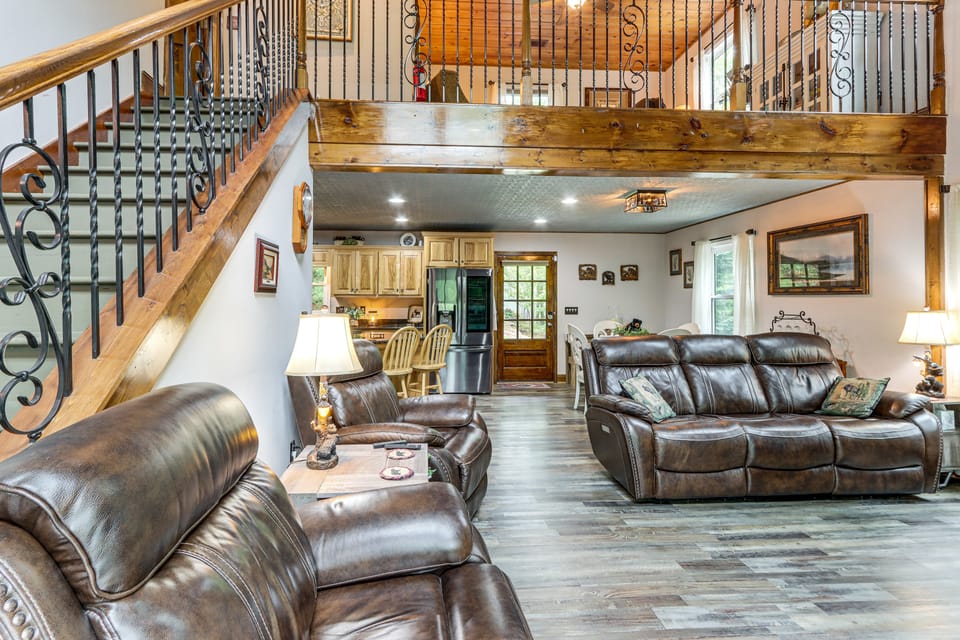 Ellijay Mtn Cabin w/ Hot Tub & Community Perks House in Georgia