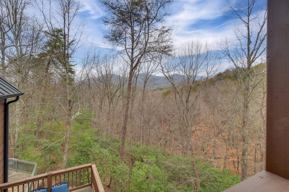 Ellijay Mtn Cabin w/ Hot Tub & Community Perks House in Georgia