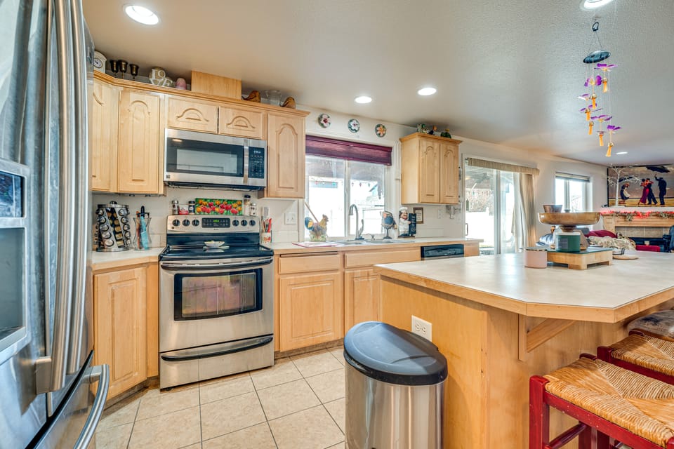 1 Mi to Moses Lake: Home w/ Private Yard & Hot Tub House in Moses Lake