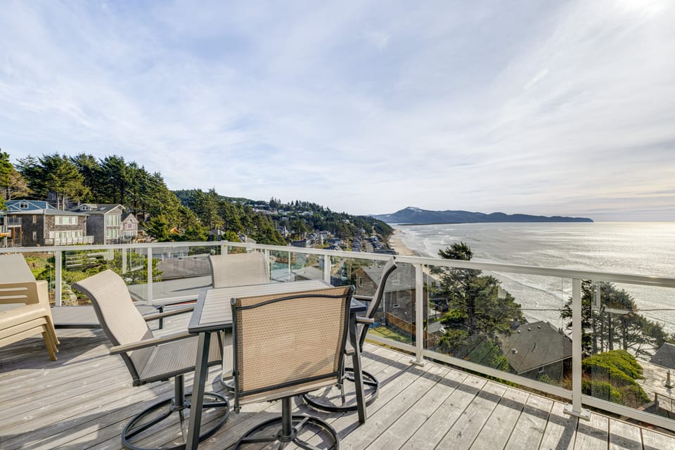 Oceanside Escape w/ Stunning Views: Walk to Beach! House in Oregon