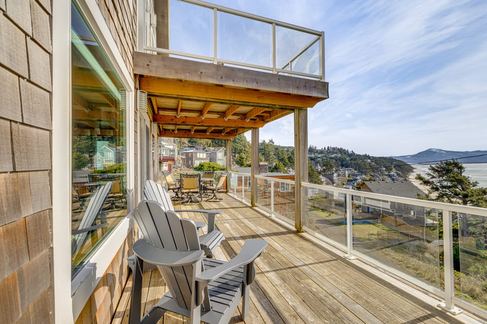Oceanside Escape w/ Stunning Views: Walk to Beach! House in Oregon