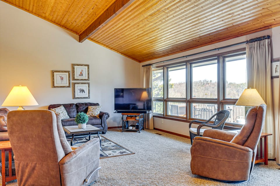 Hot Tub, Game Room & Mtn Views! Gatlinburg Getaway House in Pittman Center