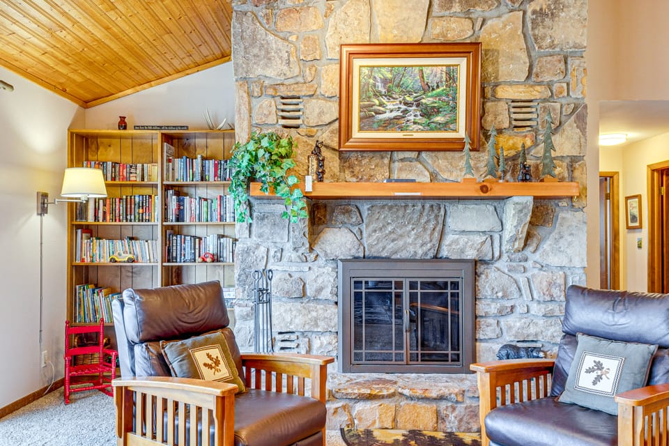 Hot Tub, Game Room & Mtn Views! Gatlinburg Getaway House in Pittman Center