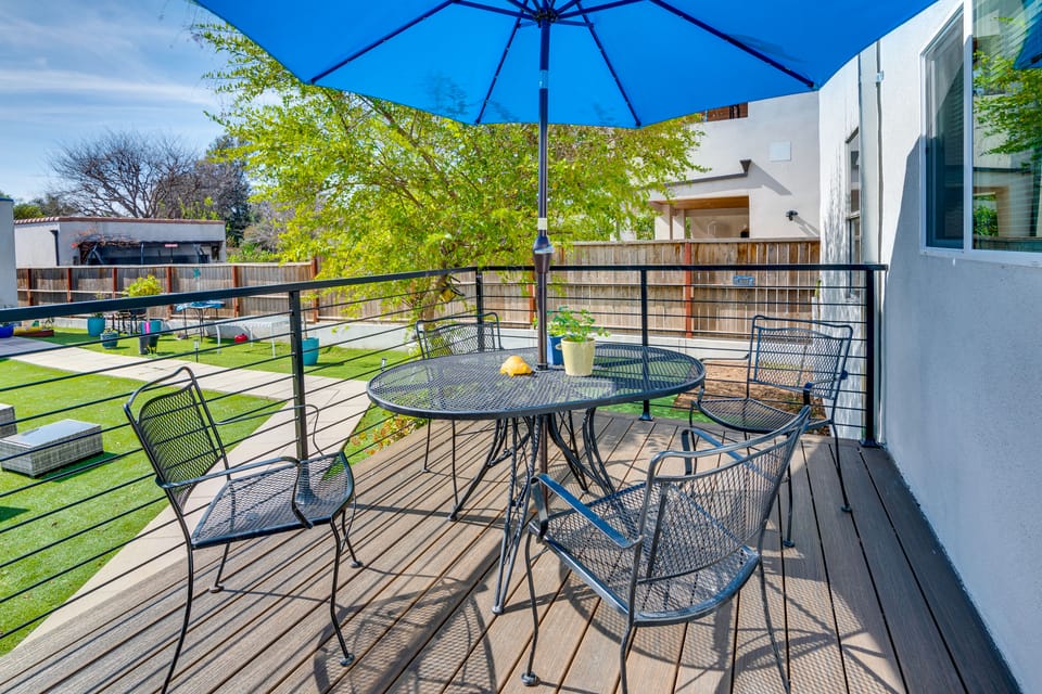 1 Mi to Rose Bowl! Updated Home w/ Furnished Deck House in Pasadena