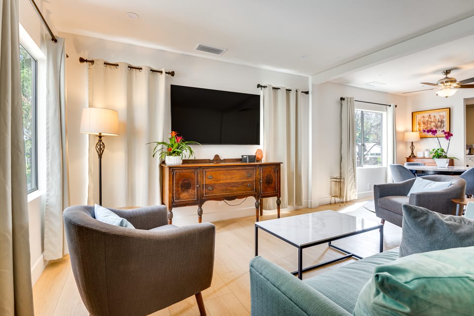 1 Mi to Rose Bowl! Updated Home w/ Furnished Deck House in Pasadena