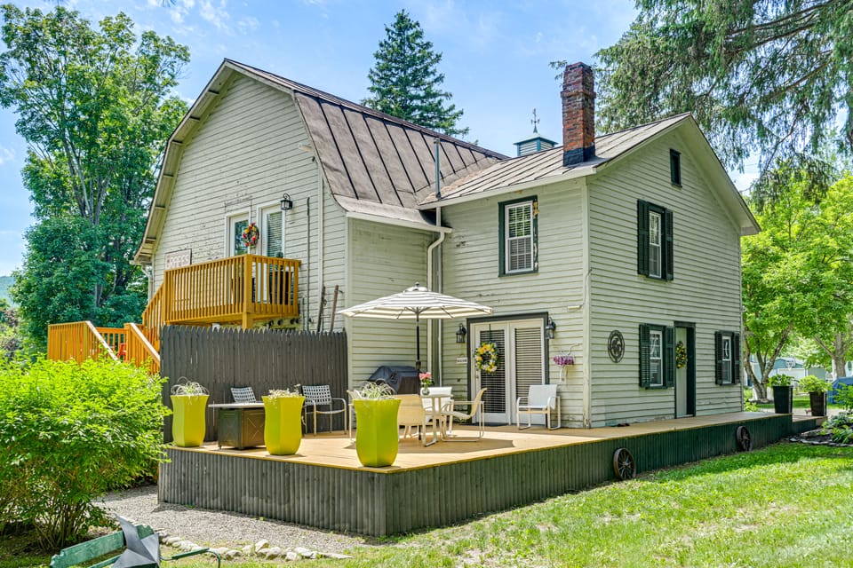 Adorable Walkable Paradise w/ Deck & Pool! Apartment in Hammondsport