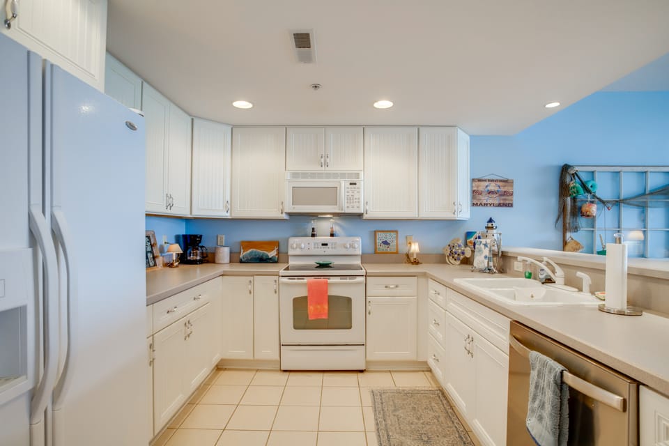Walk to Main St: Condo w/ Pool Access in Crisfield Apartment in Maryland